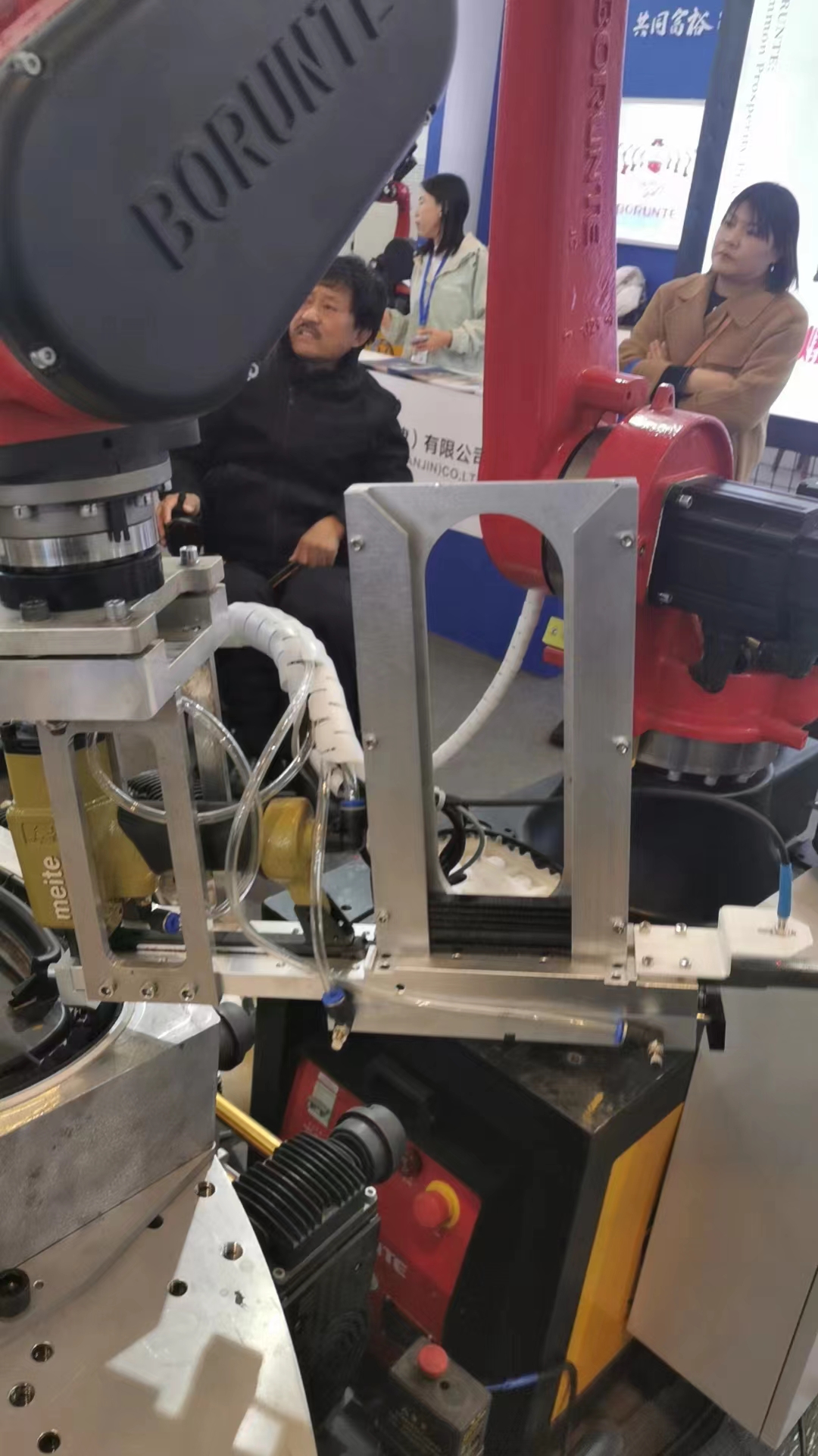 电动车鞍座打钉机