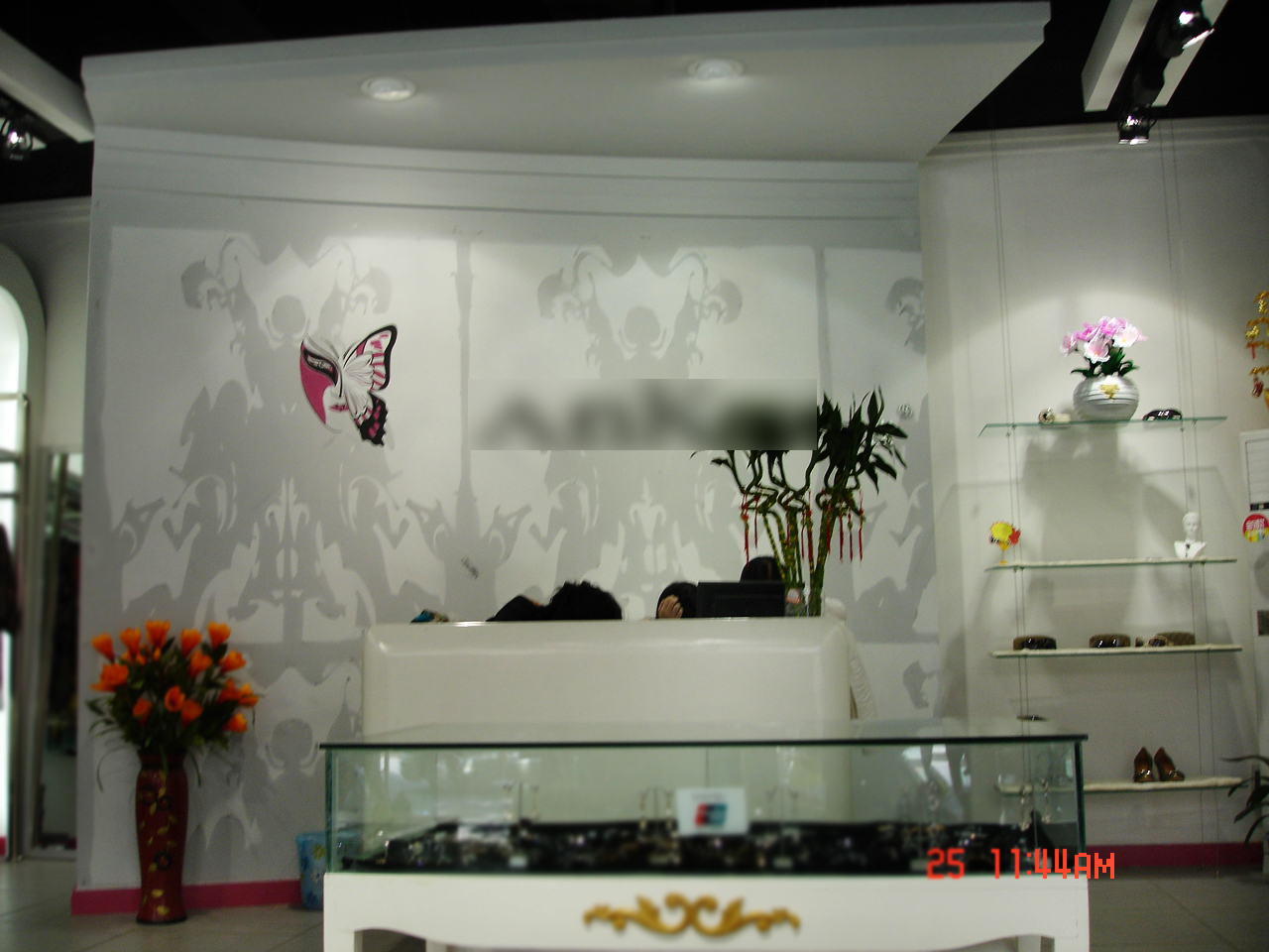 时尚品牌女装店设计(含实景照))