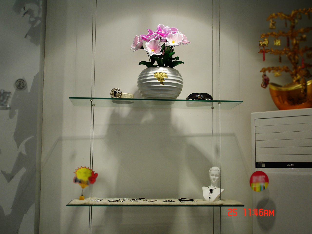 时尚品牌女装店设计(含实景照))