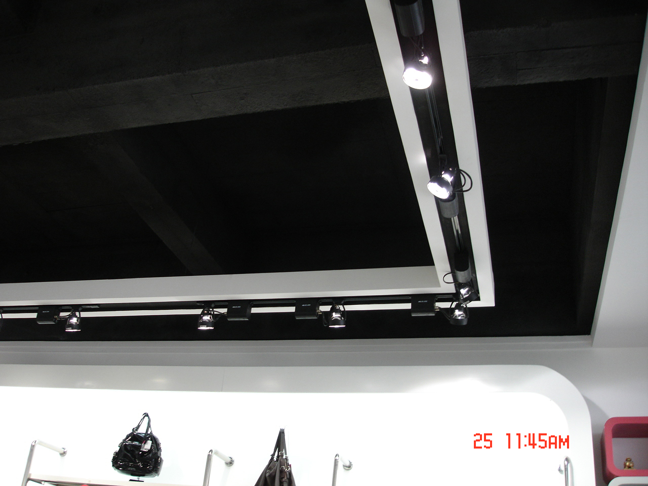 时尚品牌女装店设计(含实景照))