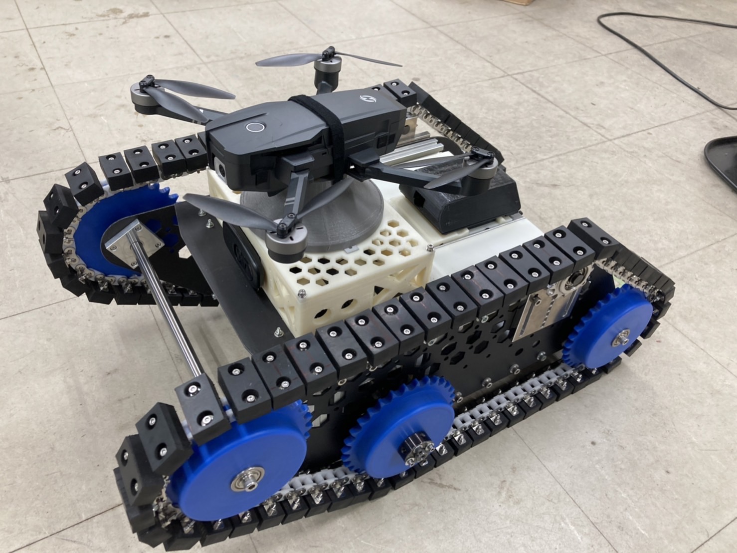 陆上无人机履带车