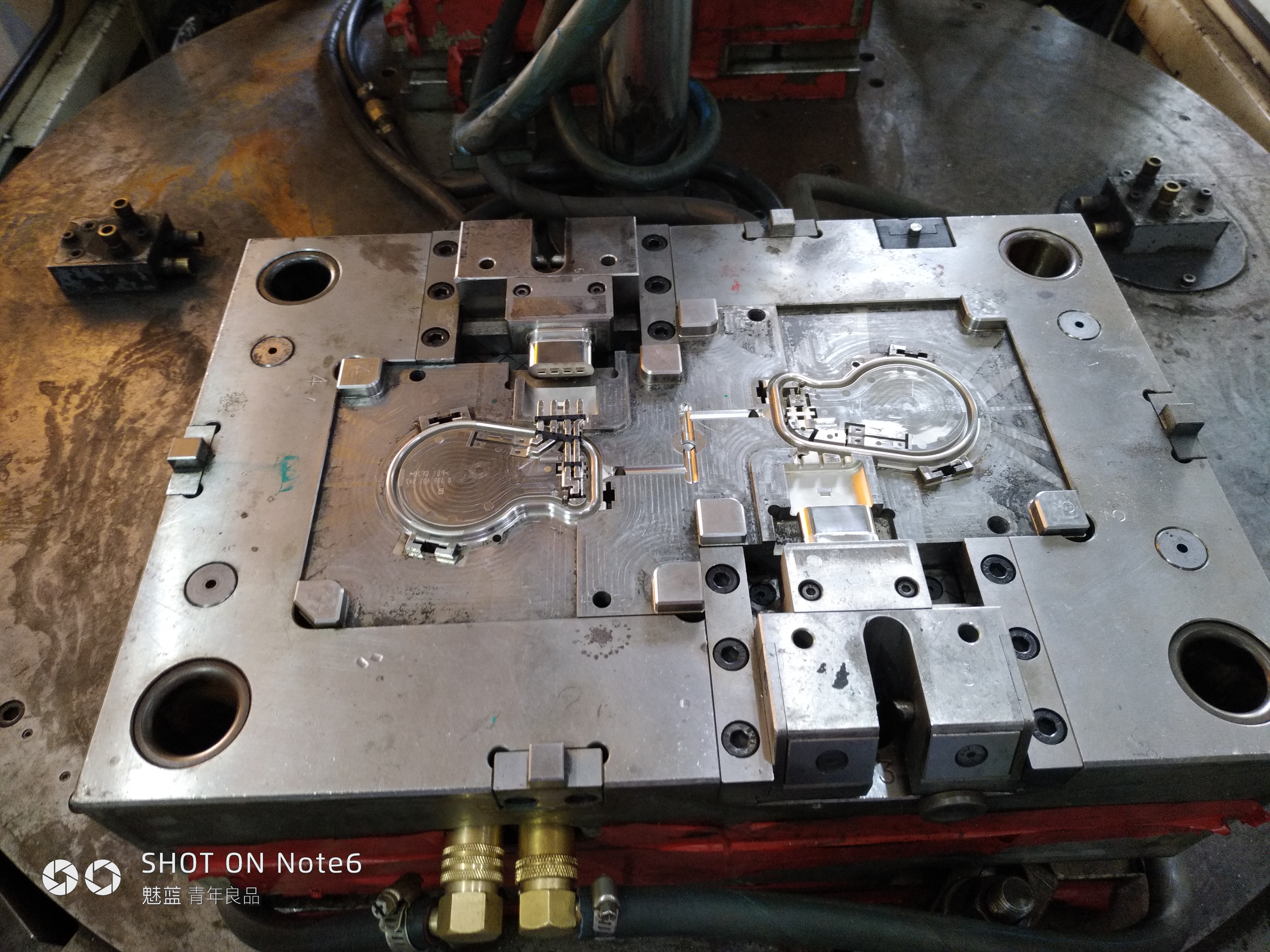 机器人上料，注塑成型sw18可编辑