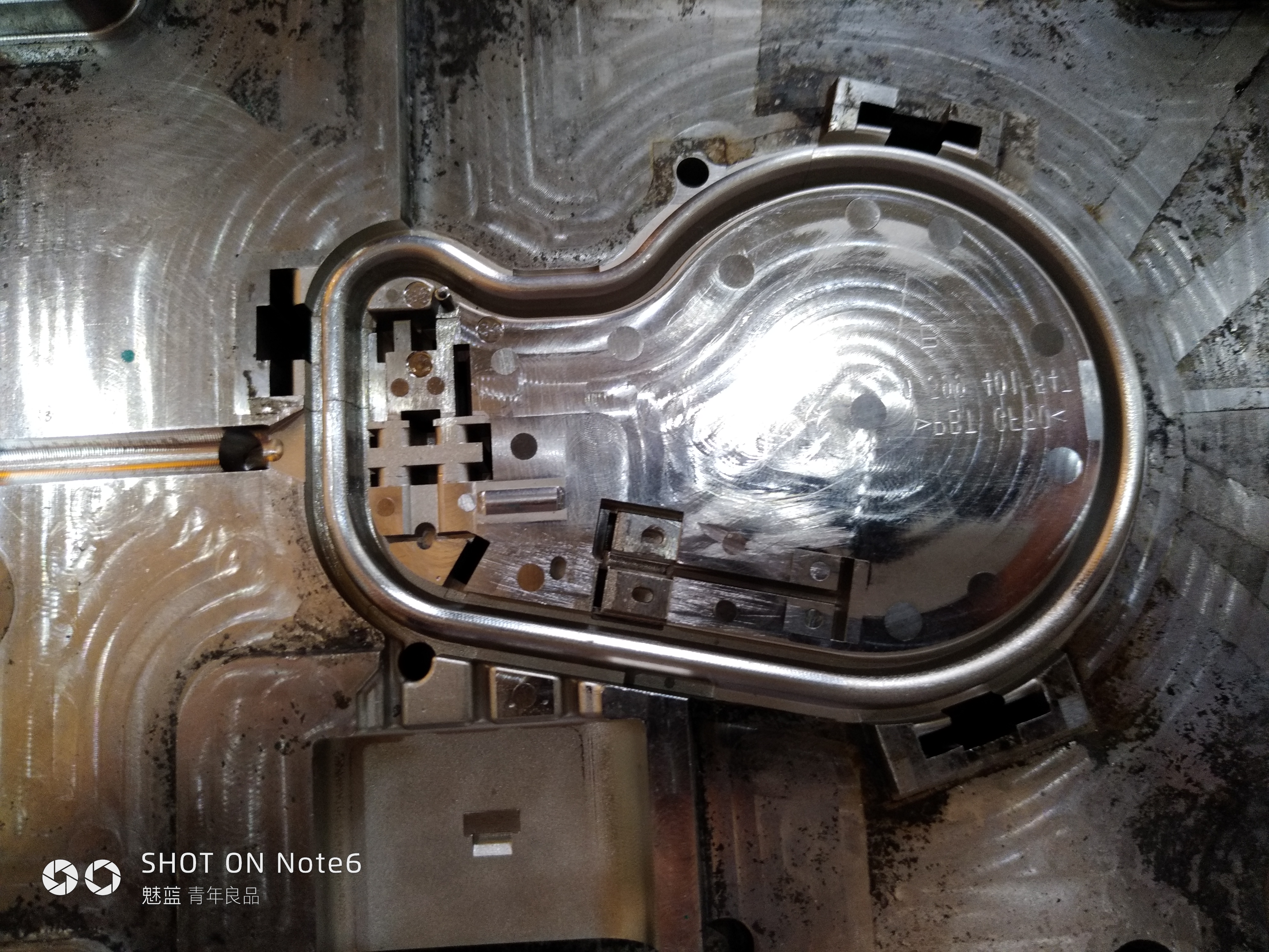 机器人上料，注塑成型sw18可编辑