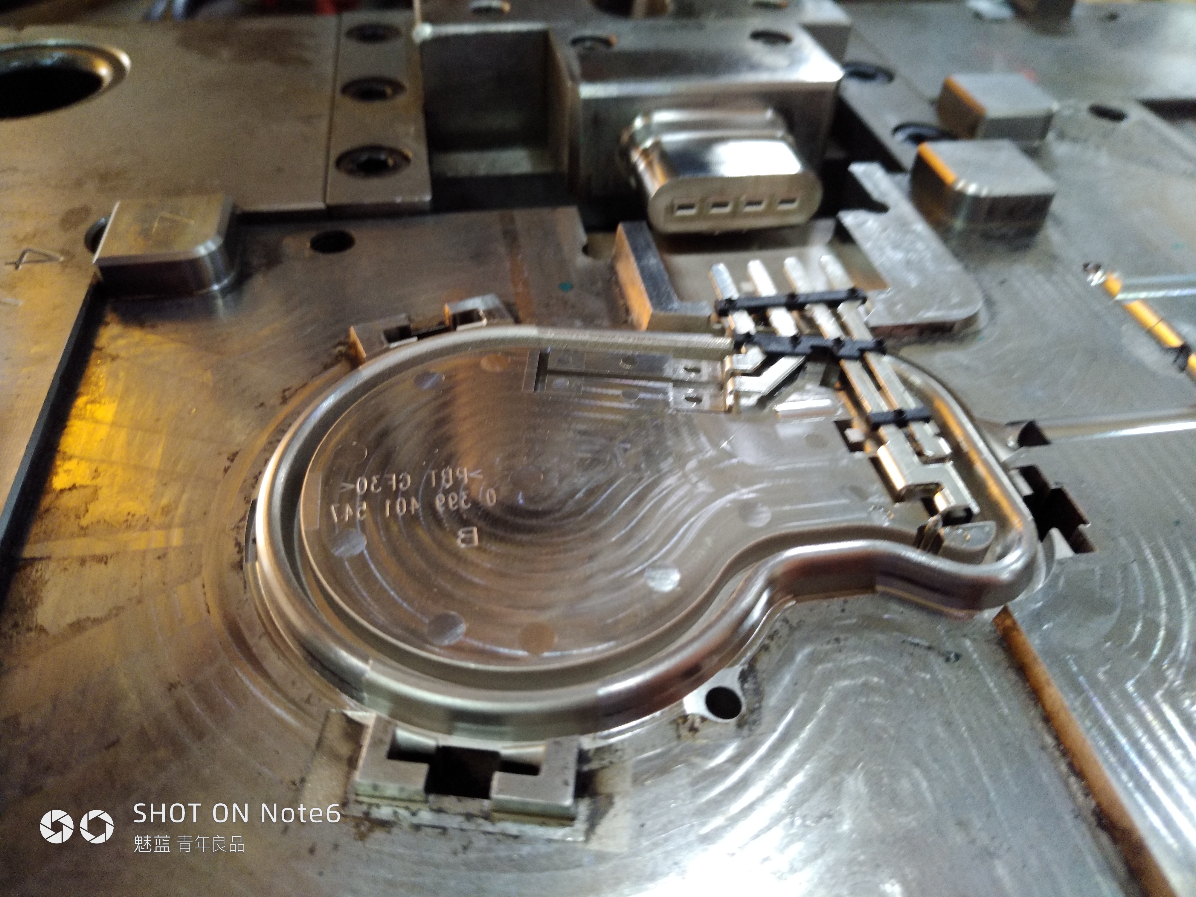 机器人上料，注塑成型sw18可编辑